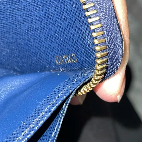 Louis Vuitton Damier Payette wallet excellent condition.. Size 7 1/2 x 4 inches - Picture 15 of 16